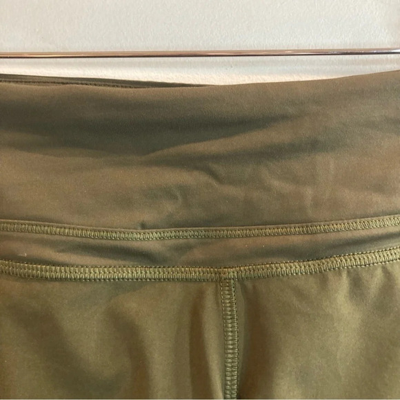 LULULEMON Sz 4 Speed  Up Shorts 2.5” Inseam Dark Olive Back Card Pocket Shorts - Picture 8 of 9
